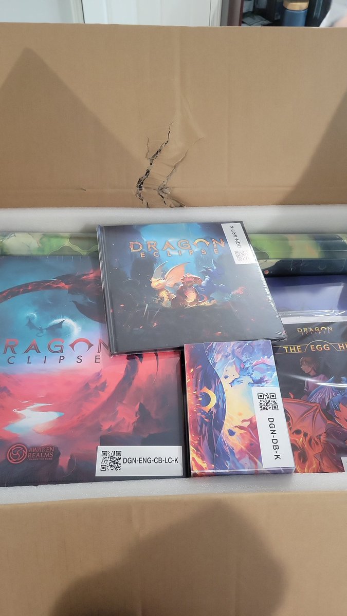 _studiolucio's tweet image. Cracking this open! Been looking forward to it @AwakenRealms