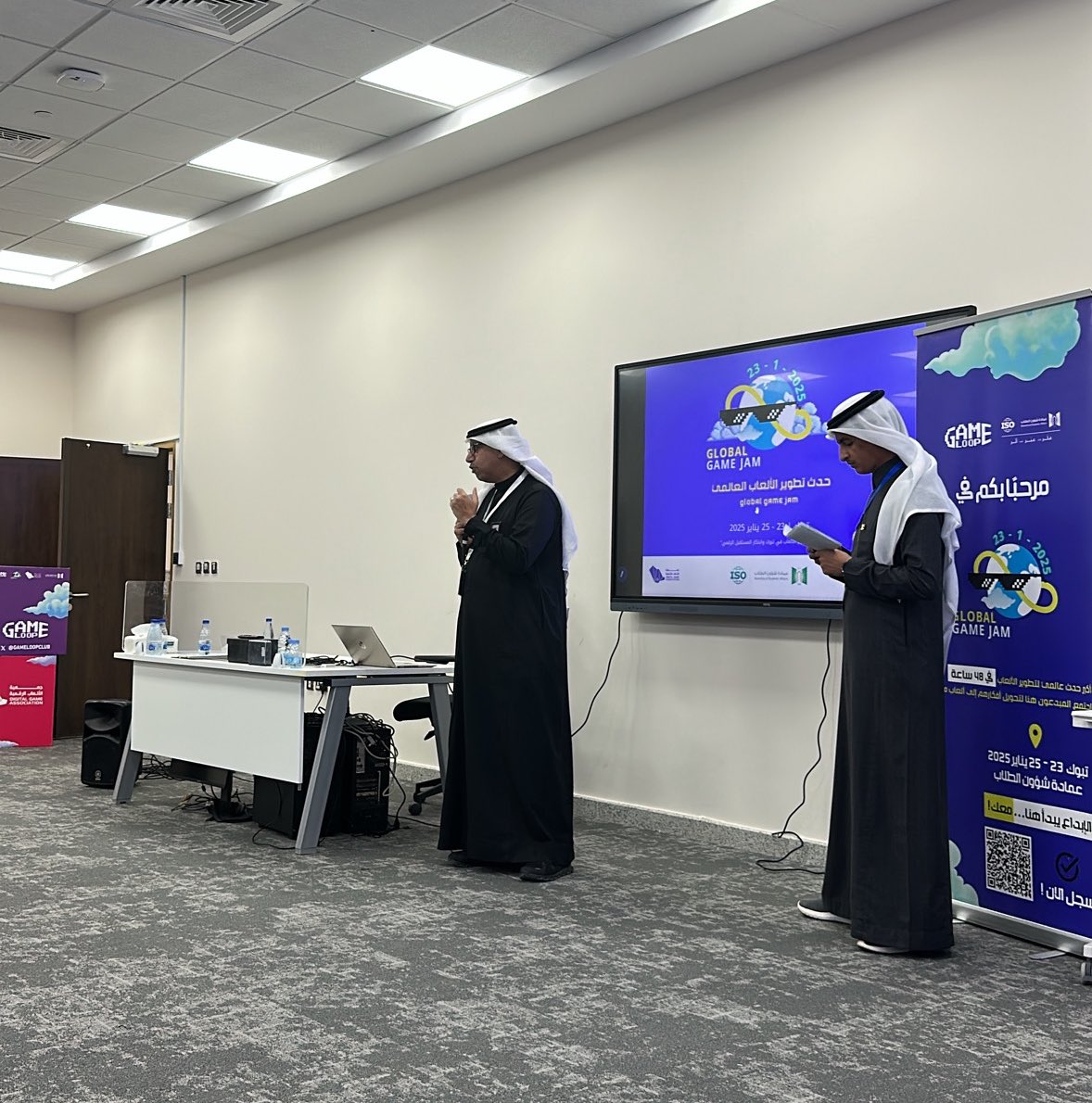 mxali1_'s tweet photo. الحمد لله !!
بعد 3 أيام من المنافسة في تحدي Global Game Jam حصل فريقنا على جائزة تصنيف ميكانيكس! 🥇🥳

شكر خاص لعمادة شؤون الطلاب والمرشدين والمنظمين وكل من ساهم في إنجاح ه��ا التحدي ما قصرتوا! 
  #GGJ25 https://t.co/MjmArbPE49