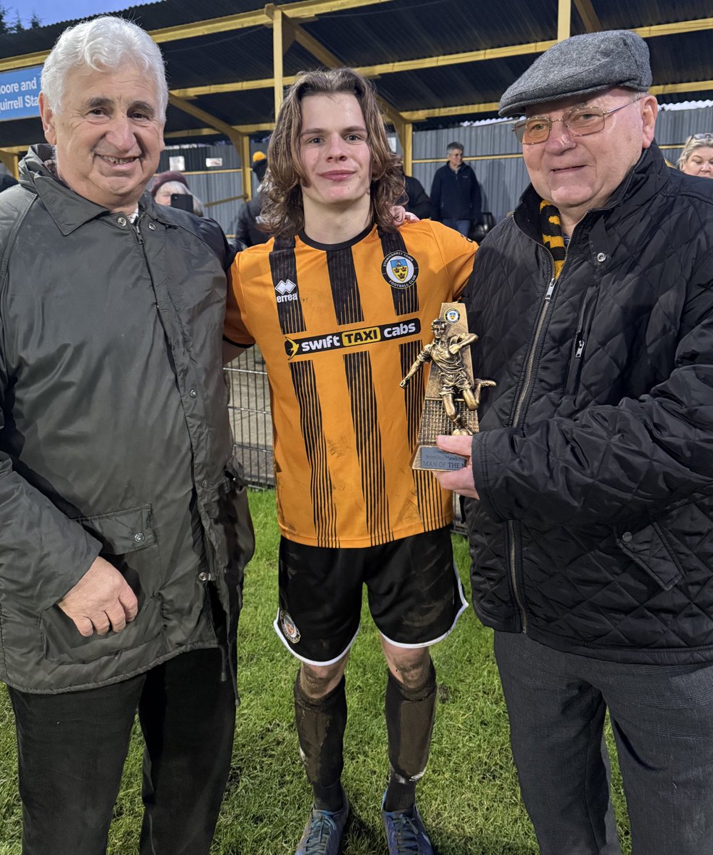 Here are Jack Hawkins and Chris Brinkley presenting the man of the match award to Joel Simmons, their selected player today. 
This was in memory of David Hawkins and Tony Brinkley. 🏆💛🖤
#OneClubOurClubSince1883