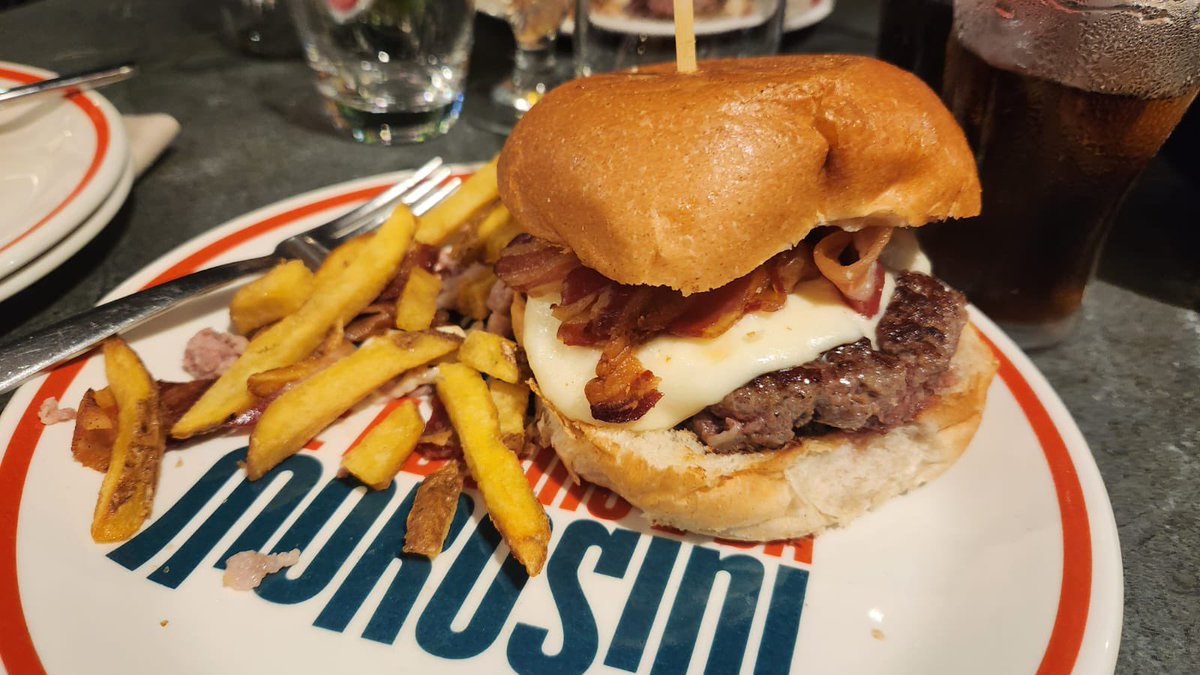 ShadowOfVesuvio's tweet photo. What better way celebrate another humbling of Juventus than an entirely ignorant panino?

Listeners will be glad to hear that @MicheleGNT did not shy away.

#NapoliJuventus https://t.co/ha0NZ0Igkv