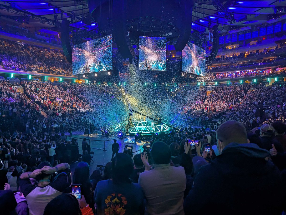 Dimension 20 live show in 2019 vs. Dimension 20 live show in 2025 🎉

(📷: Cait May)