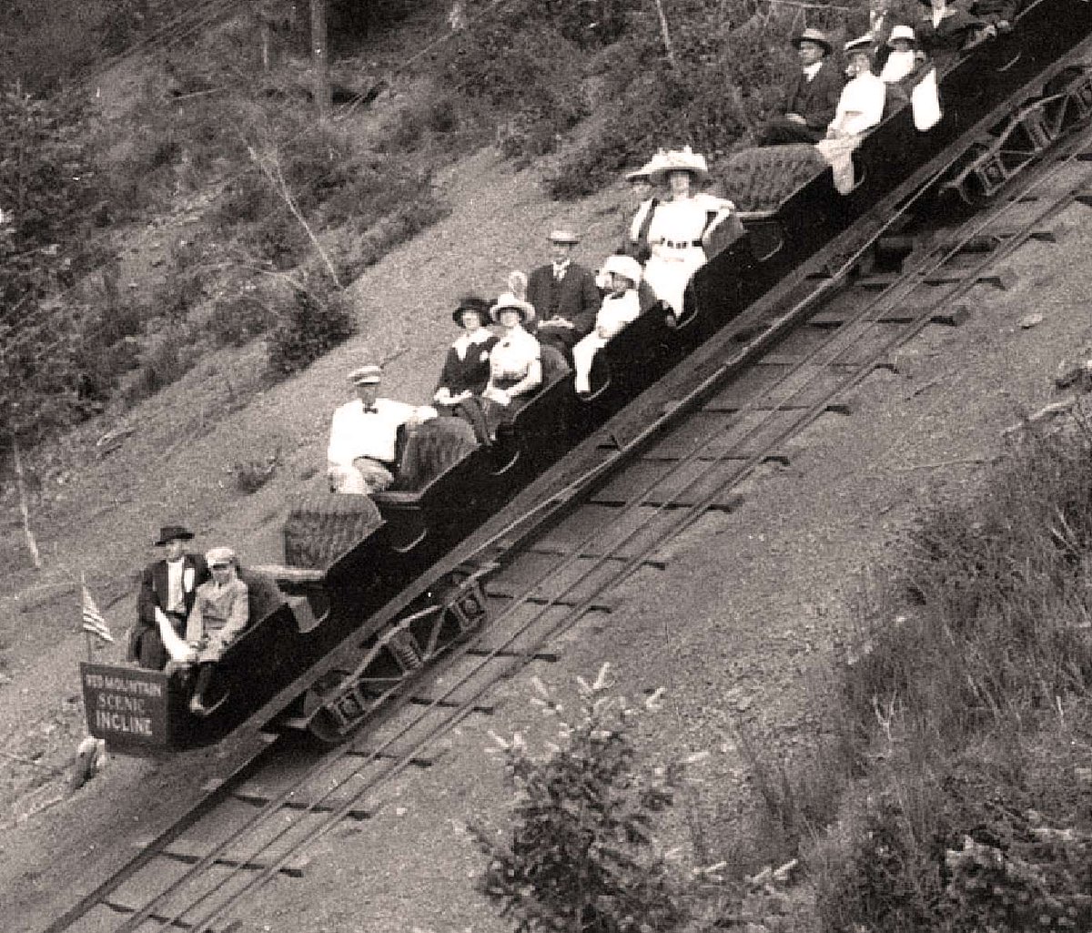 funimag's tweet photo. Red Mountain Scenic Incline (1912-1925) at Manitou Springs. No seat belts, even no safety at all but padded seats! Today nothing remains of this funicular 🇺🇸 🚞
#funicular #incline #ManitouSpring #ColoradoSpring #RedMountain #Colorado @VisitManitou @manitouGOV @PikesPeakRail https://t.co/EuhdFa5txe