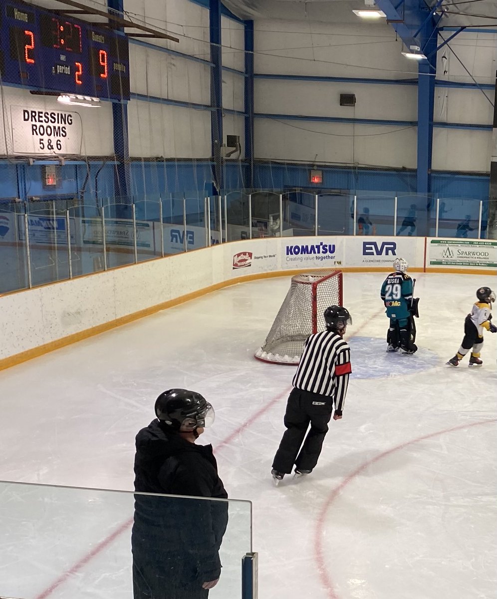 BCHockey_Refs's tweet photo. BCHockey Officiating Mentorship Weekend continues in Sparwood with local leader Dwight Kerkhoven explaining endzone positioning while shadowing his Kootenay Officiating team inside Sparwood Recreation &amp; Leisure Centre Saturday afternoon. #morethandroppingpucks https://t.co/mAy6bwY4KT