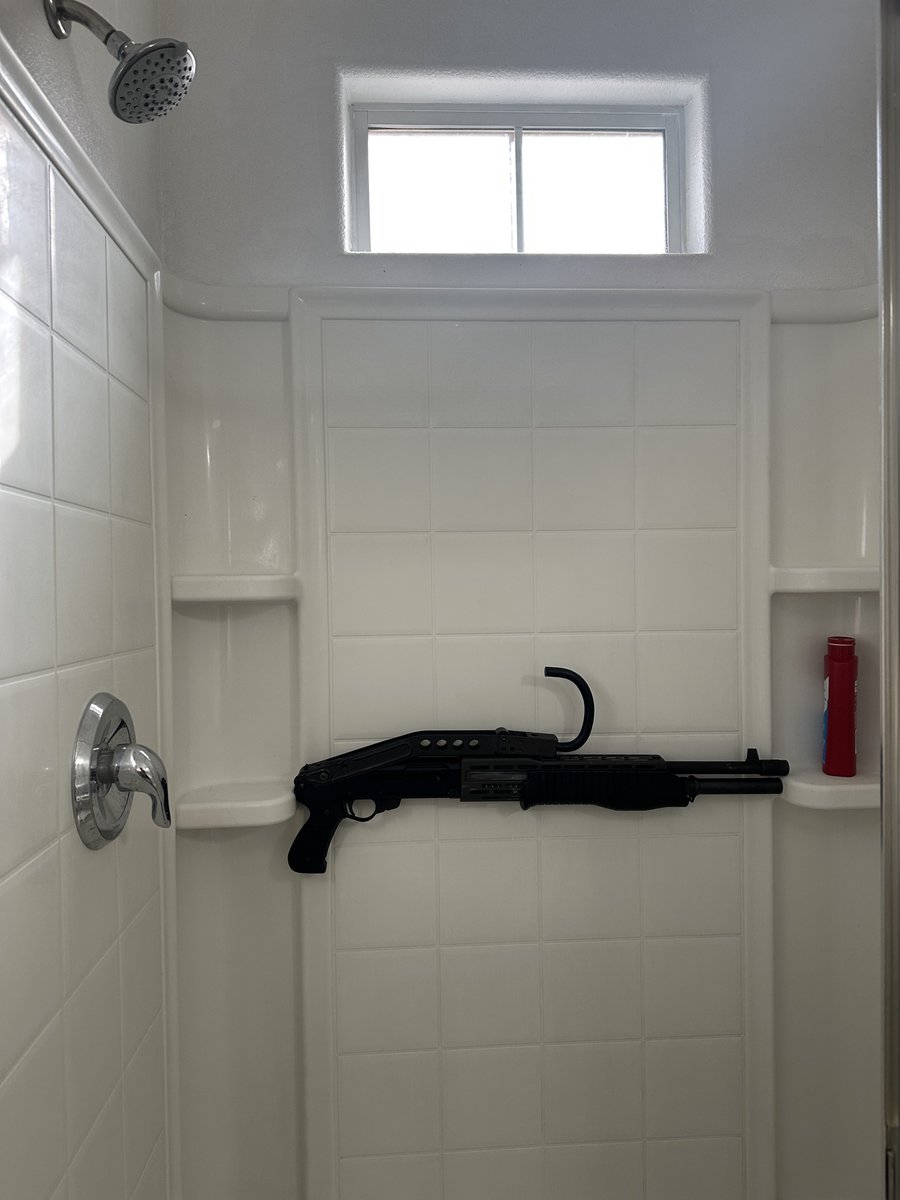 Dianexis's tweet image. Imagine not having a shower Spas 12