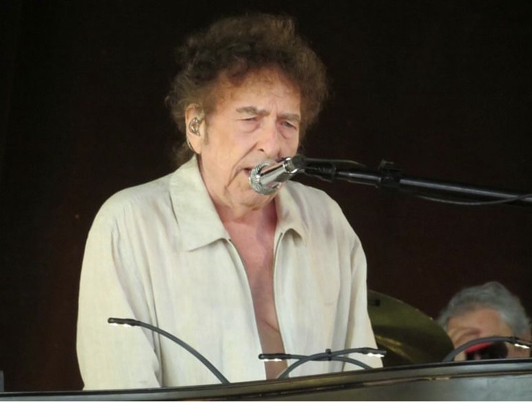queerbobdylan's tweet photo. THE CLEAVAGE https://t.co/jHTyWyvXbM