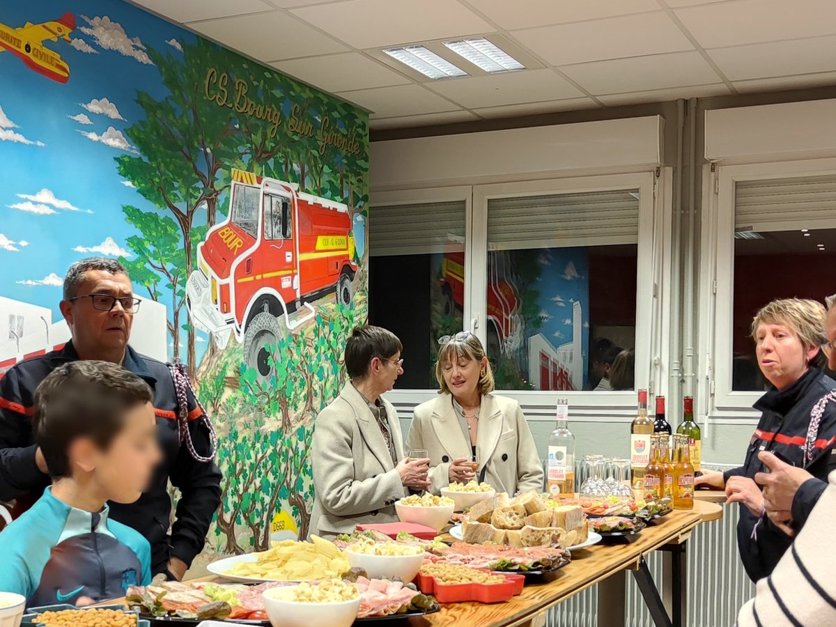 🚒 Ce soir, j'ai eu l'honneur de participer aux vœux des pompiers de Bourg-sur-Gironde en tant que suppléante <a href="/diaz_edwige/">Edwige Diaz Ⓜ️</a>. 
Merci au commandant pour son accueil chaleureux et bravo à l'ensemble des pompiers pour leur engagement exemplaire au service de notre population ! 🇫🇷