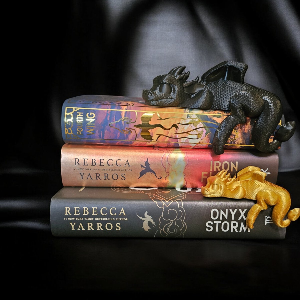 TheMadQueen412's tweet photo. My babies😍

I'm restocking these tomorrow over on my Etsy &amp; TikTok Shop if anyone is interested in getting their own Andarna and Tairn inspired sleeping bookshelf dragons. 🐲 

https://t.co/rnPoPRD5hQ

#fourthwing #ironflame #onyxstorm #booklover #bookshelf #Dragon https://t.co/qcPP5Sjhw5