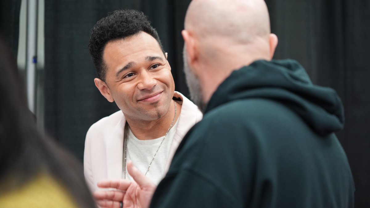 fanexpoportland's tweet photo. Meeting your heroes and creating unforgettable memories is what #FANEXPOPortland is all about. From Supernatural to High School Musical, we love seeing you all get to meet and talk to your favorite characters. 🥹
#FANEXPOPortland2025 #FXP #VisitPortland #PortlandOR #Portland https://t.co/CLP06FwHWj