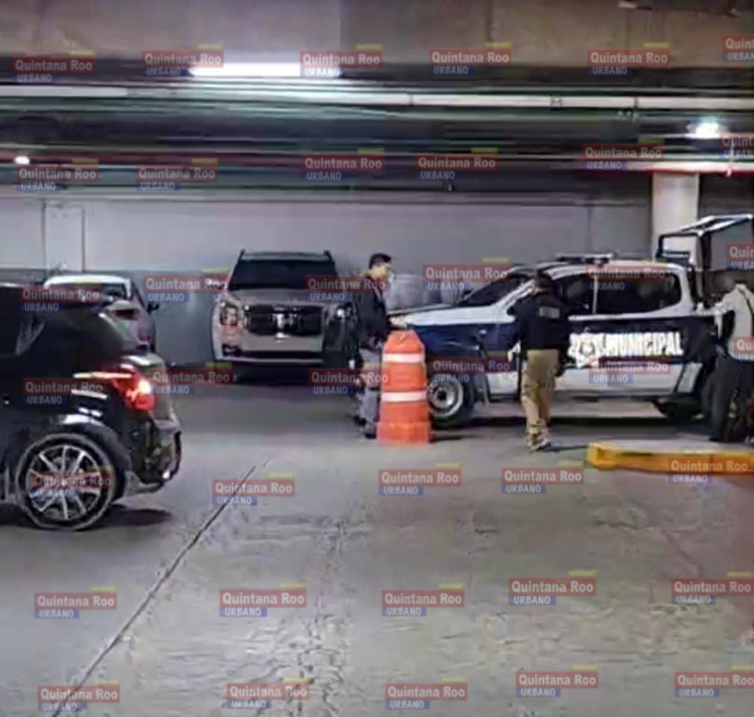 cancunurbano's tweet photo. Asesinan a un hombre a balazos en La plaza de Las Americas en Cancún👇🛑

Un hombre fue ejecutado de al menos ocho disparos la tarde del sábado  en el estacionamiento subterráneo de Plaza Las Américas, uno de los centros comerciales más concurridos de la ciudad.

La víctima quedó dentro de su vehículo, un Suzuki Swift color negro, mientras que los responsables lograron escapar del lugar antes de la…

https://t.co/uRT8BsTzVf