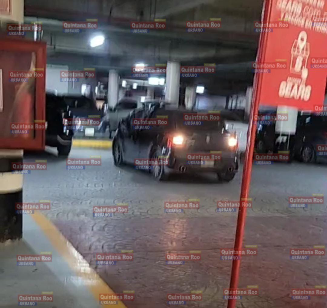cancunurbano's tweet photo. Asesinan a un hombre a balazos en La plaza de Las Americas en Cancún👇🛑

Un hombre fue ejecutado de al menos ocho disparos la tarde del sábado  en el estacionamiento subterráneo de Plaza Las Américas, uno de los centros comerciales más concurridos de la ciudad.

La víctima quedó dentro de su vehículo, un Suzuki Swift color negro, mientras que los responsables lograron escapar del lugar antes de la…

https://t.co/uRT8BsTzVf
