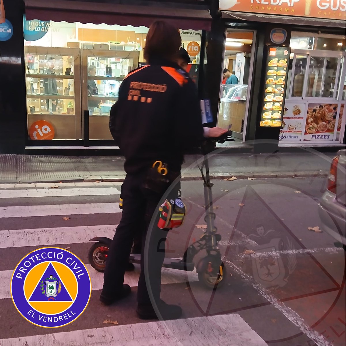 plelvendrell's tweet photo. L’equip de Protecció Civil del Vendrell explica als conductors de patinets elèctrics les noves mesures aprovades.

Recordeu, a partir d’ara casc obligatori, edat mínima de 14 anys i obligatorietat d’assegurança.
@avpcvendrell https://t.co/ovlupjss9S