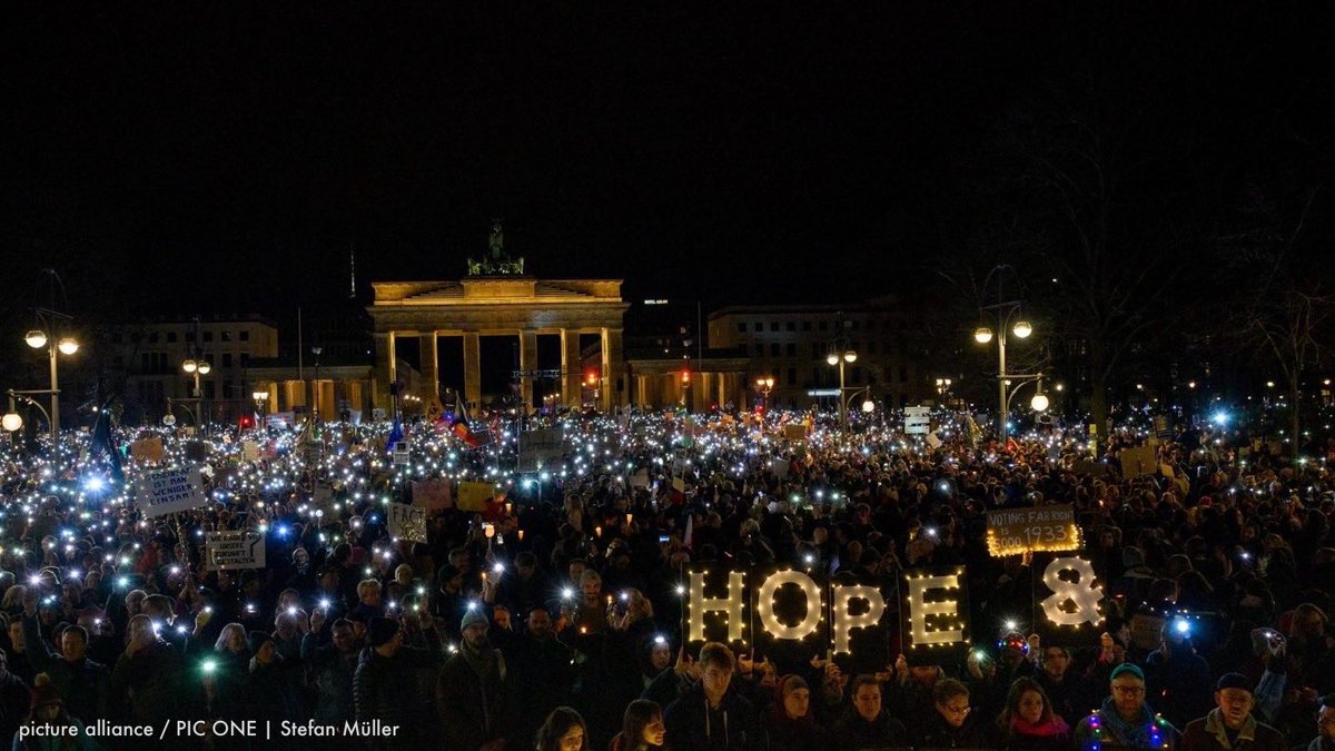 Ein Lichtermeer am Brandenburger Tor in Berlin, Zehntausende Menschen in Köln und an so vielen Orten überall im Land: Die #Brandmauer unserer Gesellschaft steht. Ihr setzt der Angst Eure Haltung und Zivilcourage entgegen. Ihr seid uns Auftrag. #WirSindMehr