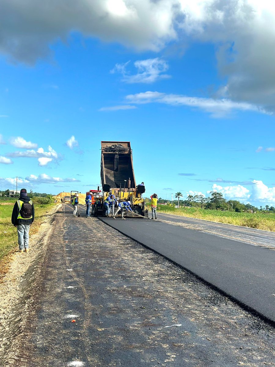 Con satisfacción estuve supervisando la circunvalación de San Francisco de Macorís en donde se empieza a colocar la primera capa de asfalto y se avanza en la conclusión de otros frentes de trabajos. #ObrasQueTransformanElPaís