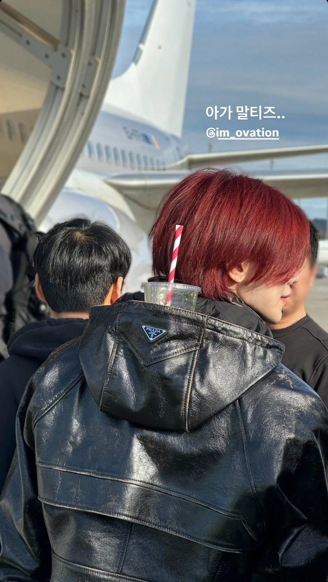 YeosangBR's tweet photo. 💌 • #도베르만_TALK • 25.01.25

#YEOSANG comentou que viu os stories do #SEONGHWA com a foto dele com um copo na touca do casaco.

Yeosang contou que na hora que estava entrando no avião, ele sentiu algo estranho na touca e apenas viu o CEO da KQ (aboji) tirando a mão rápido de perto dele e dando risada 🤣

Cr.ourpado