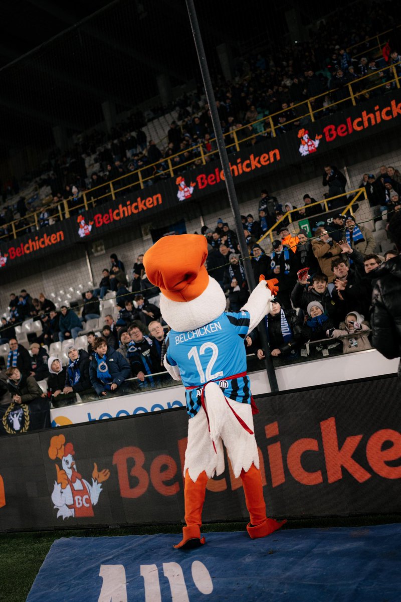 ClubBrugge's tweet photo. Thanks @belchicken for the nice presents during half time! 🥰🐔 #CLUKVK https://t.co/8LwzIvGsiK