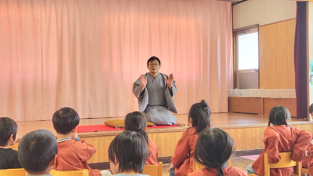 【生口島 その2】2025 01 24

『たちばな保育園』に続き、島内の『こざくら保育園』へも訪問。ここでも[卒園児の似顔絵] [みんなで給食] [お絵かきごっこ] 笑福亭風喬さんの[落語教室]で園児たちとふれあい、たくさんの『元気』をもらって帰ってきました。 