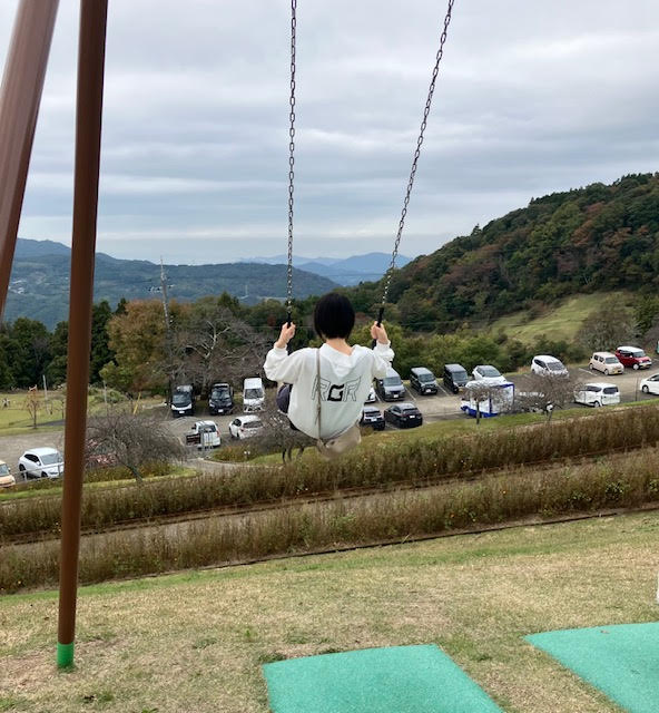 最近、自宅の仕事が多く出不精だったので、今週は外出して運動不足を解消。
このブランコ、写真ではわかりにくいけど高いところにあってかなり怖い。