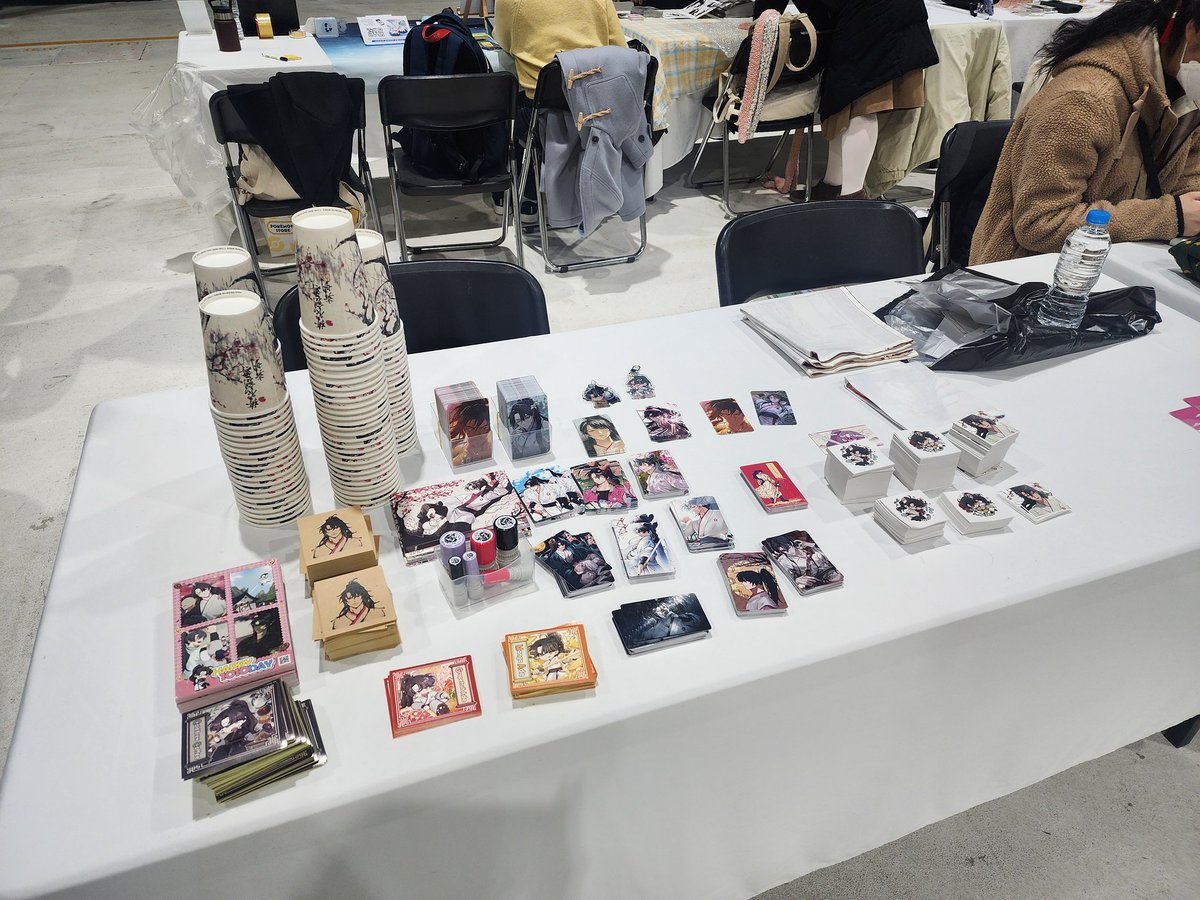 A33 부스 배포물품 배치했습니다. 
전시했던 키링, 인쇄 하자가 있는 패브릭 포스터도 배포 물품입니다.