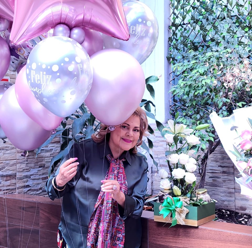 Sigue el festejo... Un año más de vida que celebro con gratitud, amor y entusiasmo. Gracias a la vida por las experiencias y a mi familia por su amor incondicional, por mantenernos unidos con bienestar y alegría. ¡A vivir con el corazón lleno! 🙏🏻💝