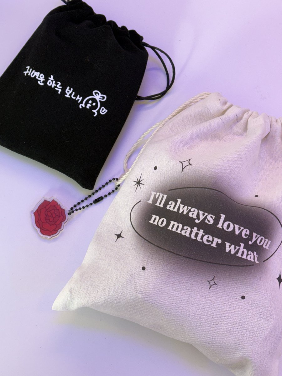 선착특전인 틴케이스는 검은색 파우치와 함께 제공됩니다! 린넨 파우치 및 장미 키링은 럭키드로우 이벤트 상품입니다 ( ˶˙ᵕ˙˶ )