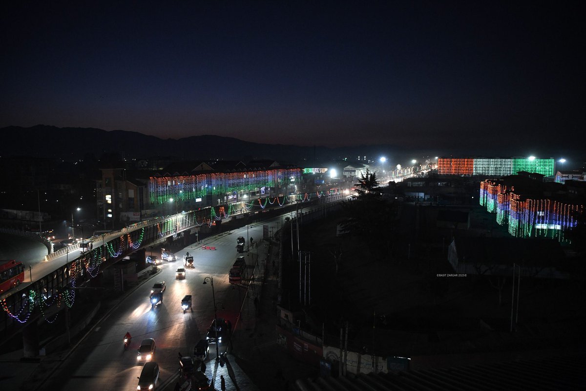 JammuKashmirNow's tweet photo. #RepublicDay : Amazing & Heartwarming view of a Clock Tower #GhantaGhar illuminated with tricolors on the eve of #republic_day at #Lal_Chowk in Srinagar👇🏻👇🏻
Pic- Basit Zargar https://t.co/vUOVRsFpgb