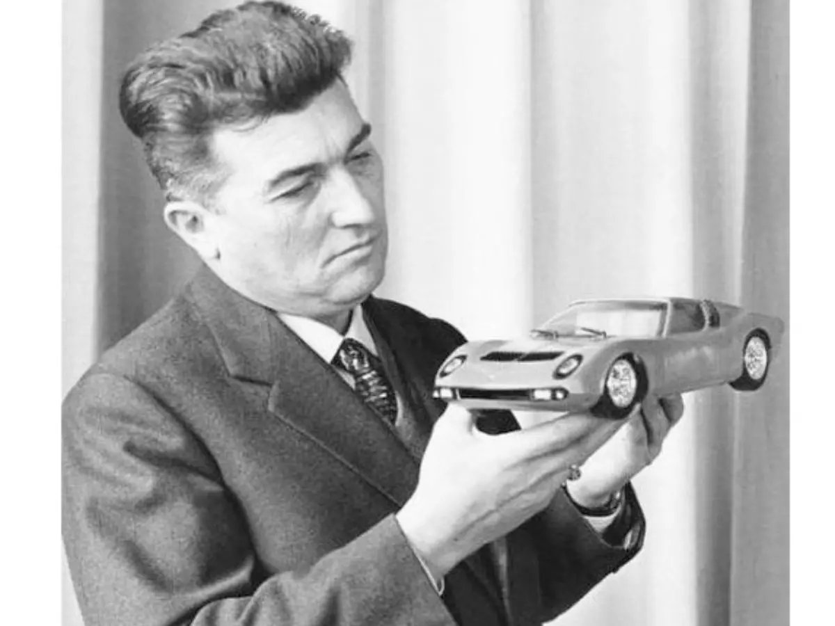 Exquisite and exclusive, the Lamborghini coin embodies luxury, speed and innovation. Designed for prestigious personalities, this collectible piece fuses elegance and distinction in every detail.