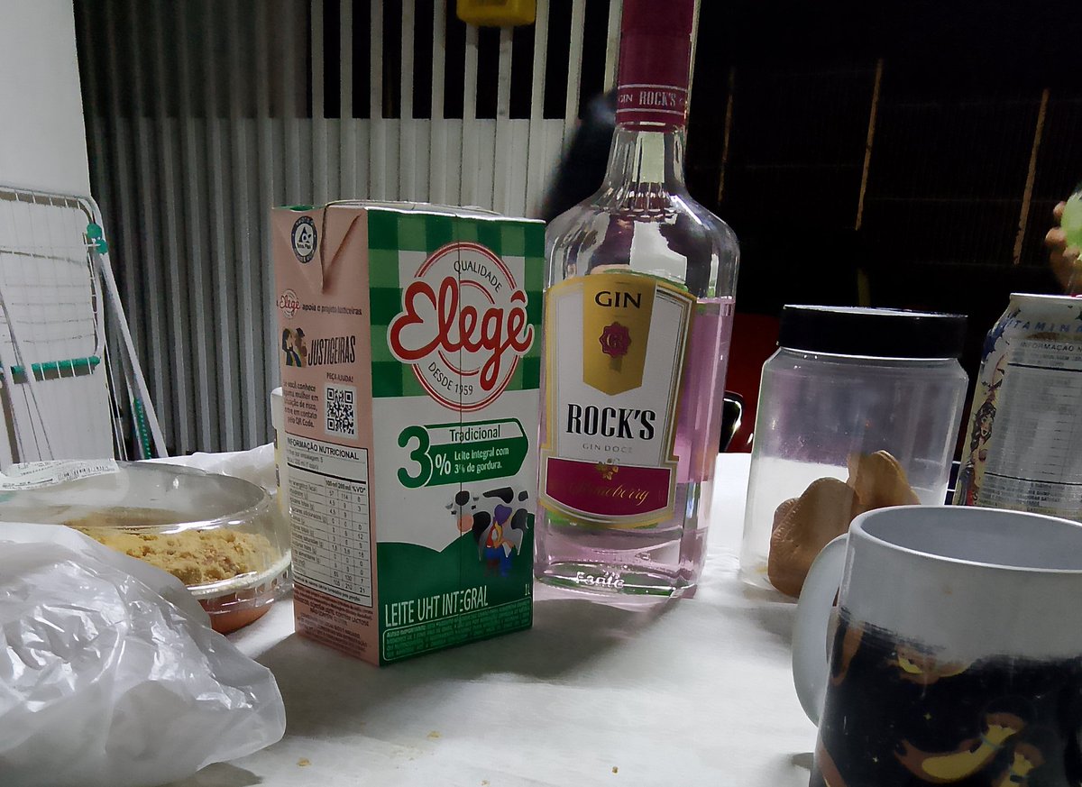 Tava tomando café da tarde com a sogra e do nada a gente tá bebendo Gin

Amei