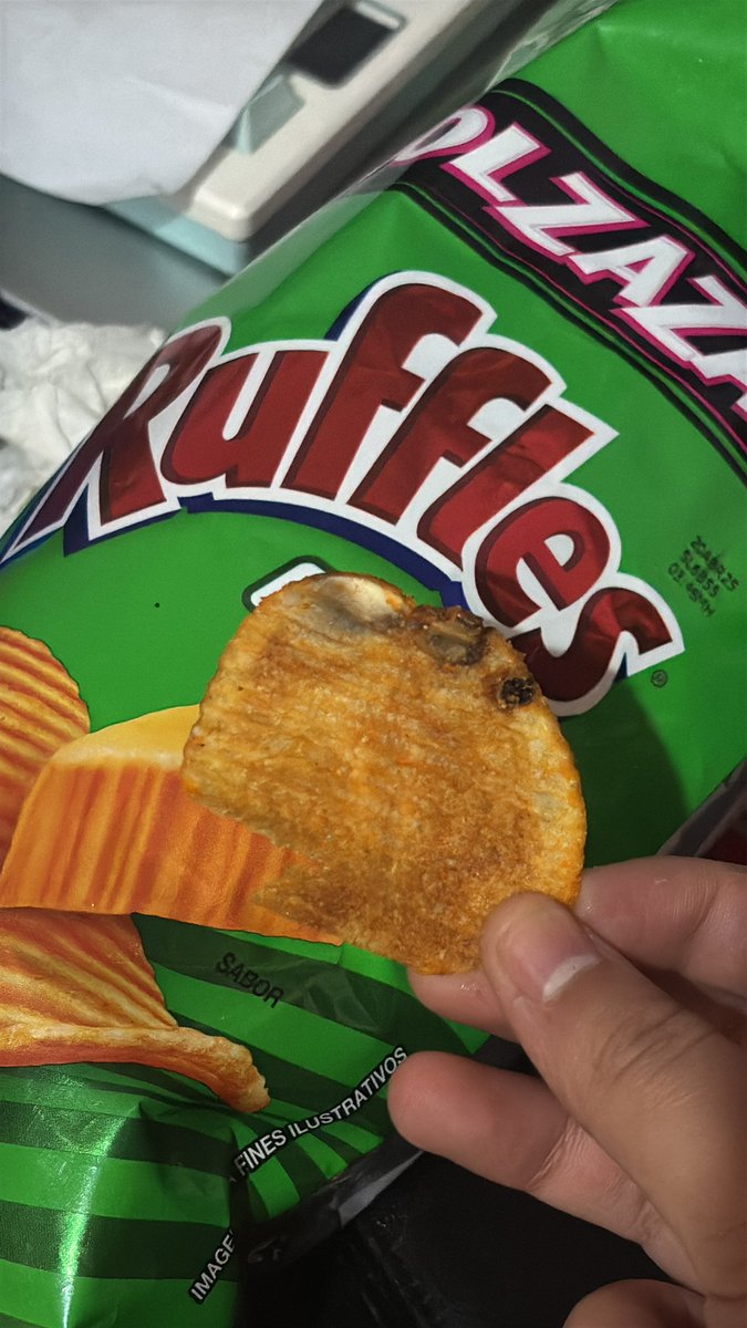 myle_MH's tweet photo. Acabo de comprar unas ruffles y me salió una con hongo 🧐 @Ruffles_Mx  ¿que pasó ahí control de calidad? ¿Ahora funcionan como cajas Petri? https://t.co/xjleHugFEy