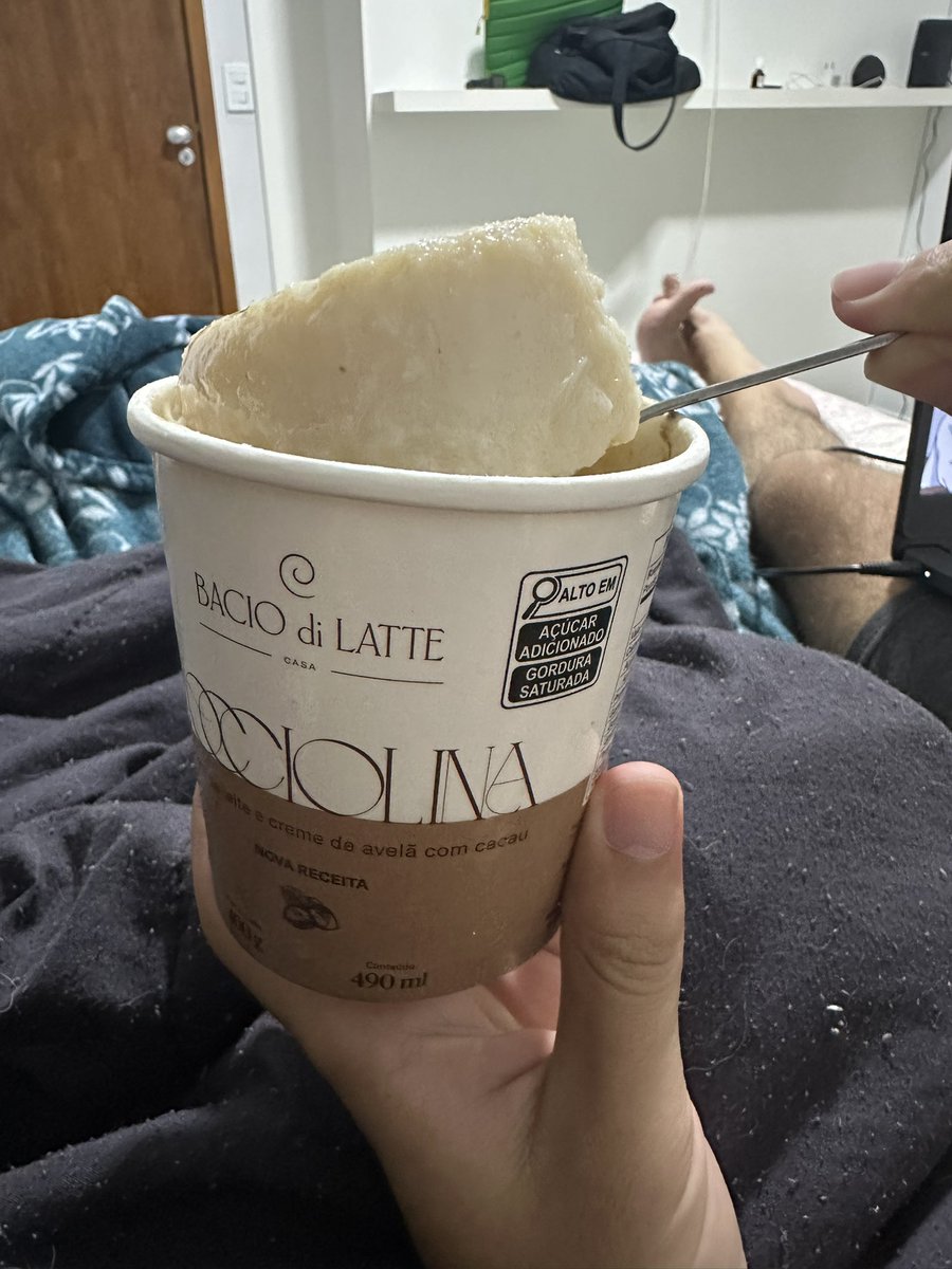 shotshazza's tweet photo. E eu que fui bem linda comer meu @baciodilatte (caríssimo por sinal) e ele veio só o aleite azedo congelado 🥲 https://t.co/UA47lxhcjI