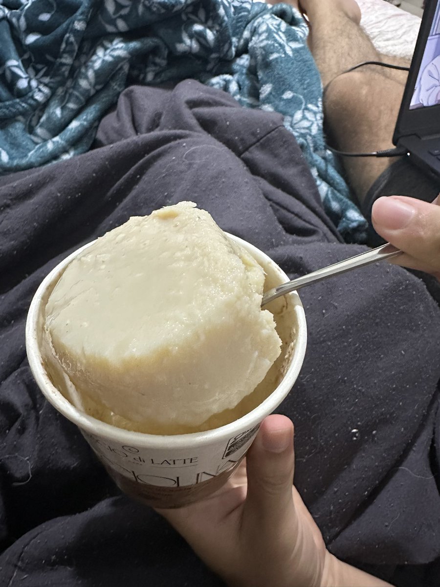 shotshazza's tweet photo. E eu que fui bem linda comer meu @baciodilatte (caríssimo por sinal) e ele veio só o aleite azedo congelado 🥲 https://t.co/UA47lxhcjI