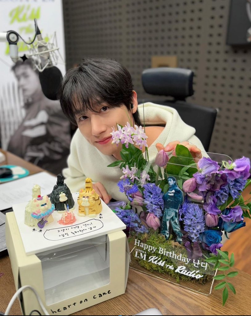 26일 아이엠 생일카페 오픈했습니다!
아직 선착특전 남았으니 많은 방문 부탁드려요!

#HBDtoIM
#IMLOVEU_사랑가득IM데이