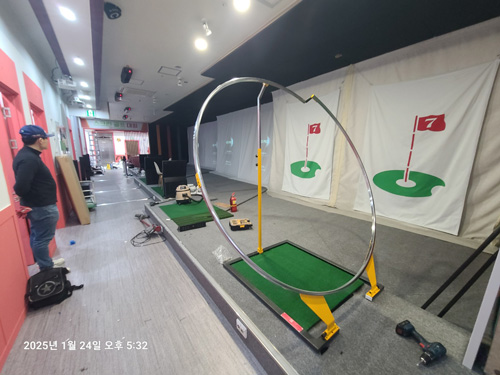 Proswing_Inc's tweet image. [ #스윙플레인 2.0 ] proswing.kr 제품문의:1899-6637 #골프연습머신 전문제조 (주)프로스윙
일정한 스윙궤도에서 일정한 샷이 좋은 스코어를 만들어 냅니다.
#티샷연습기 #골프스윙리듬 #골프레슨도구 #골프스윙교정 #골프스윙각도 #드라이버궤도연습장비 #아이언궤도연습장비