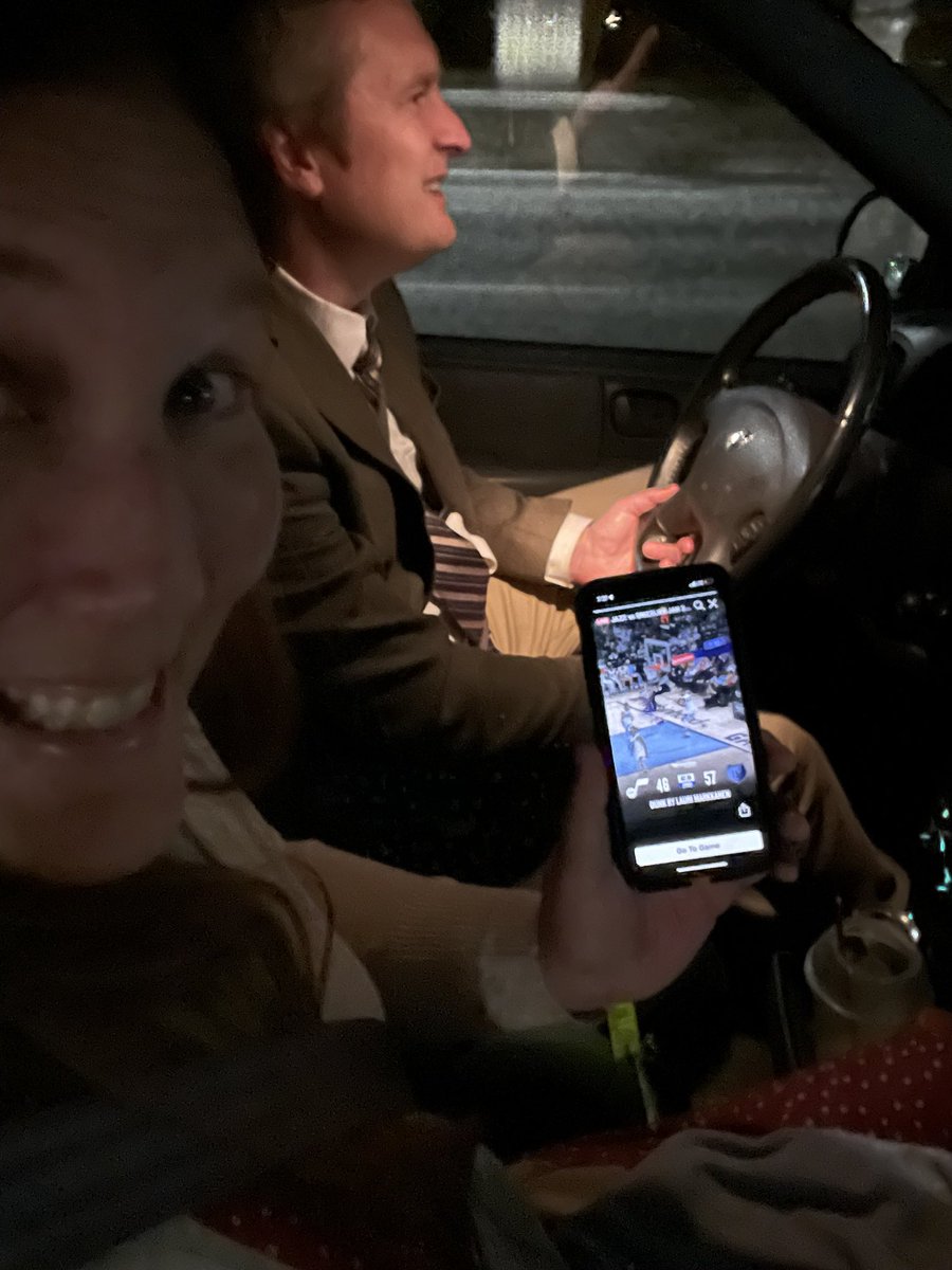 CarterEr20's tweet photo. Giving my die-hard husband Jazz updates as he drives! #donttextanddrive #LesOlsonIT  #takenote #utahjazz https://t.co/9gtTU8Vo7L