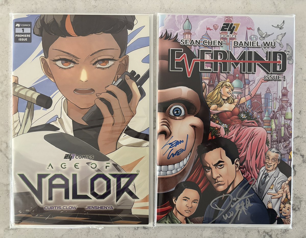 wubawuba07's tweet photo. received my giveaway prize from @RealRandyChavez and @247ComicsHQ 
Evermind #1 with signatures from @SeanChenartist and @danielwuyanzu 😱💙 and thank you @CarlChoi for the bonus comic! #VeveFam #Evermind @veve_comics https://t.co/S84tvjTPZz