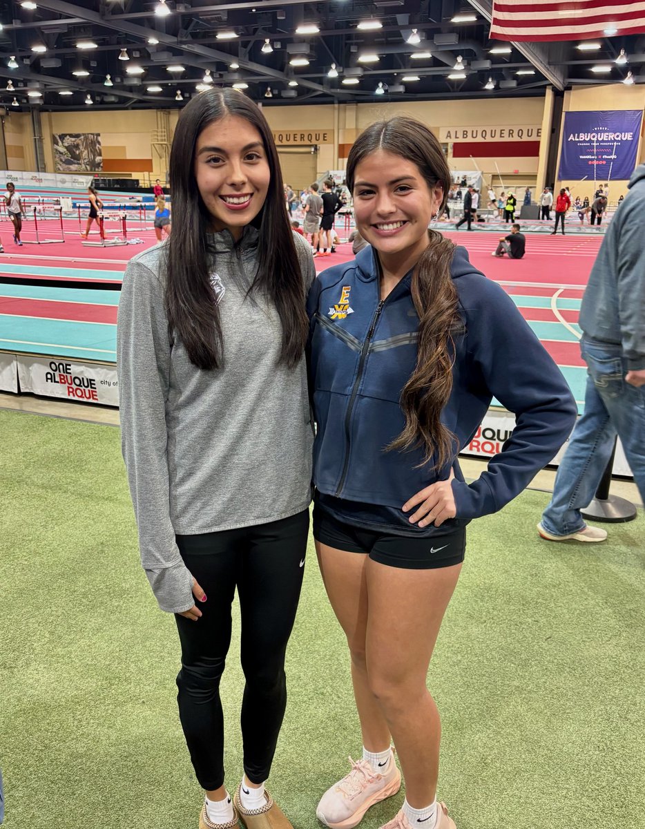 Current Eastwood runner Karissa Duarte and former Eastwood runner and Current UNM runner Gio Zubia running in the same indoor meet today💙💛