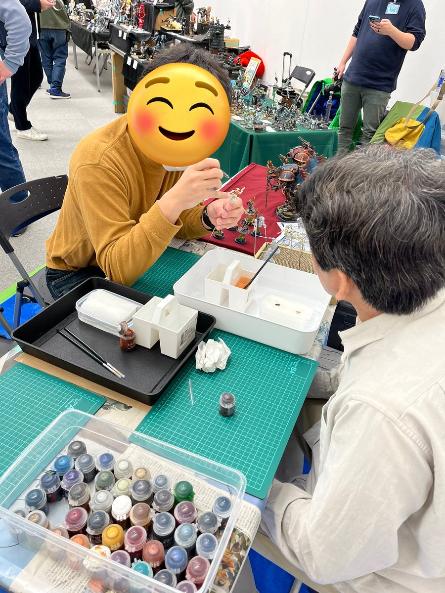 興味はあるけど塗ったことがない…
筆塗りは失敗経験があって…という方にこそ体験してほしい今日の実演会です。兄さんの『上手い‼️天才‼️』の合いの手が炸裂します
#八我展示会3 #シタデル実演会