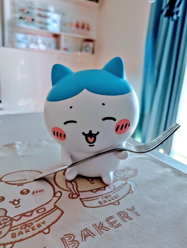 写真で見るとかわいいんだけど、実物だと討伐に慣れてフォークでやりにいく怖いハチワレにも見える🤔