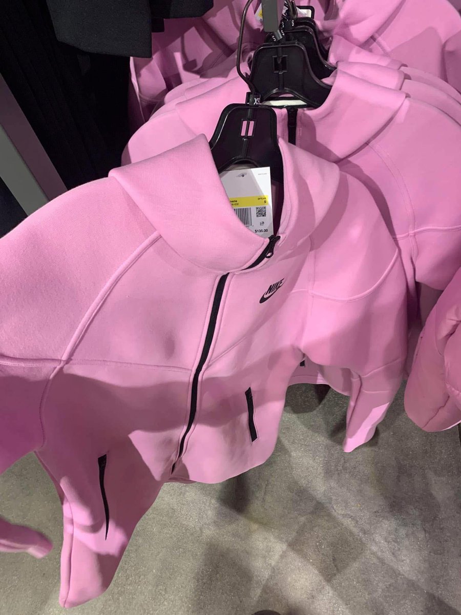 layxsnv's tweet photo. i needdd that pink Nike tech🩷🩷🩷😍😍😍😩😩😩 https://t.co/0yrOAtohUZ