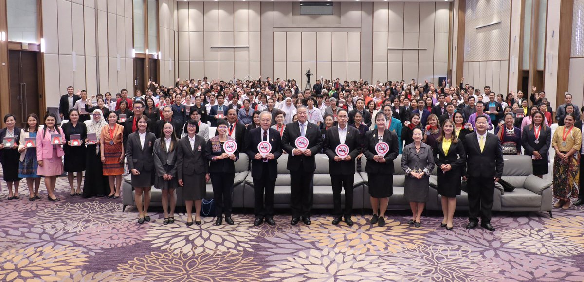 เข้าปีที่ 39 ของการดำเนินงานมูลนิธิรณรงค์เพื่อการไม่สูบบุหรี่ จัดเวทีแลกเปลี่ยนองค์ความรู้และเติมทักษะที่เป็นประโยชน์ให้กับภาคีเครือข่ายภาครัฐและภาคประชาสังคม 4 ภาค โดย ฯพณฯ องคมนตรี นายพลากร สุวรรณรัฐ เป็นประธานมอบเหรียญเกียรติยศ    เชิดชูเกียรตินักขับเคลื่อนสังคมไทยปลอดบุหรี่