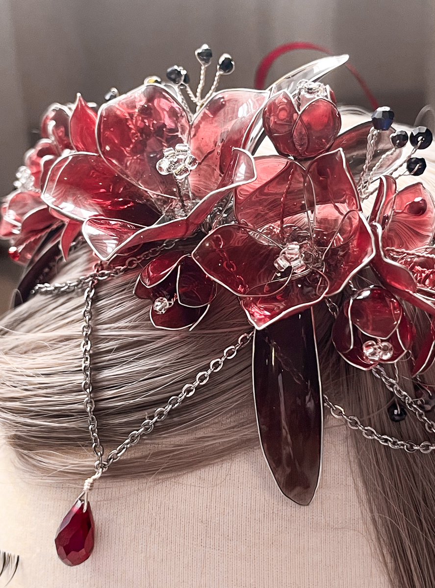 itsPinatsCorner's tweet image. I didn’t know this was a popularity contest and didn’t actively promoting after submitting my piece 🤣

Anyway, here’s what I submit back then ( uwu), a handmade resin flower crown.

#sylus #WhereDrakeshadowsFall #LoveandDeepspace #handmade #resin