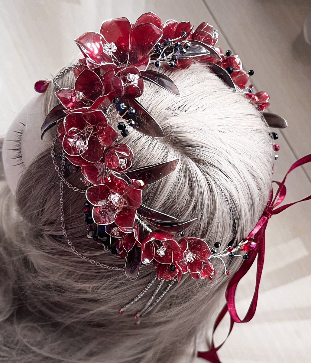 itsPinatsCorner's tweet image. I didn’t know this was a popularity contest and didn’t actively promoting after submitting my piece 🤣

Anyway, here’s what I submit back then ( uwu), a handmade resin flower crown.

#sylus #WhereDrakeshadowsFall #LoveandDeepspace #handmade #resin