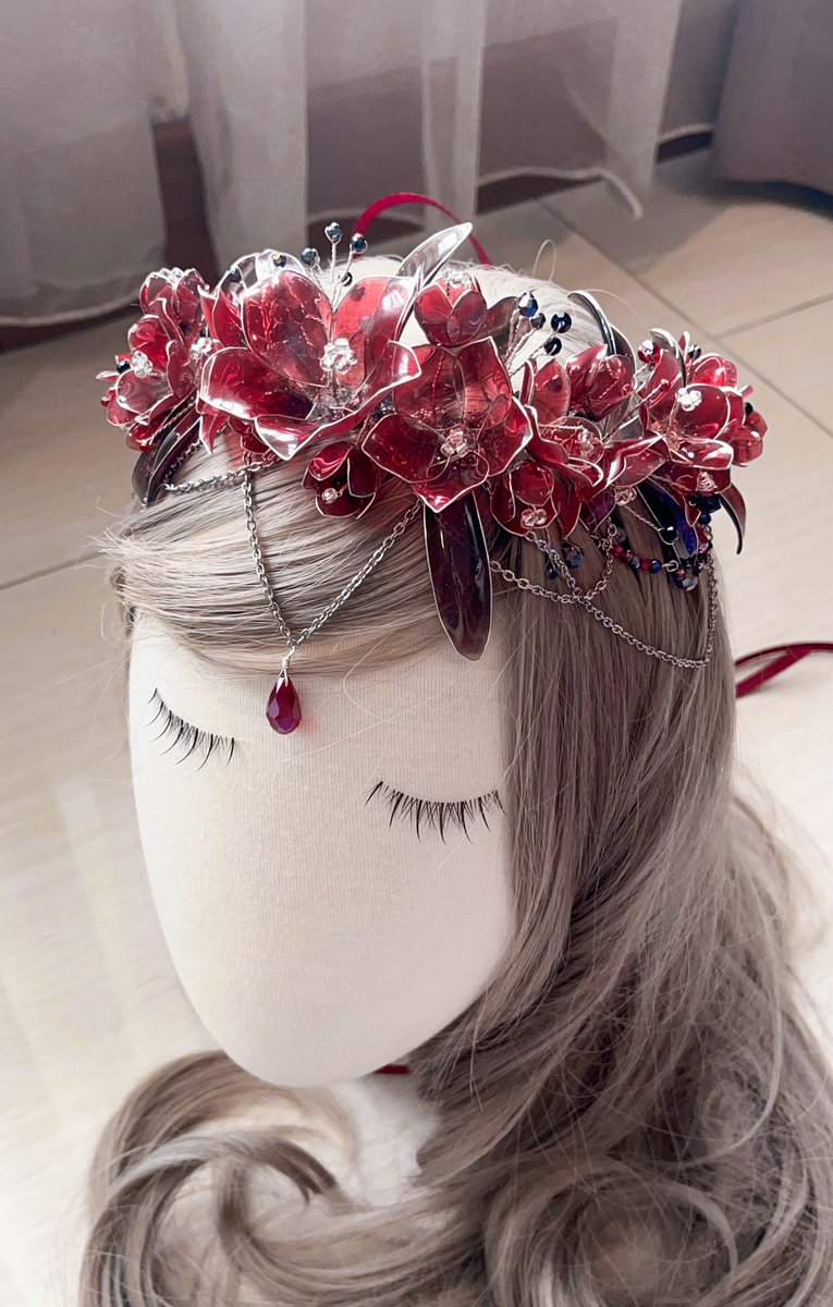 itsPinatsCorner's tweet image. I didn’t know this was a popularity contest and didn’t actively promoting after submitting my piece 🤣

Anyway, here’s what I submit back then ( uwu), a handmade resin flower crown.

#sylus #WhereDrakeshadowsFall #LoveandDeepspace #handmade #resin