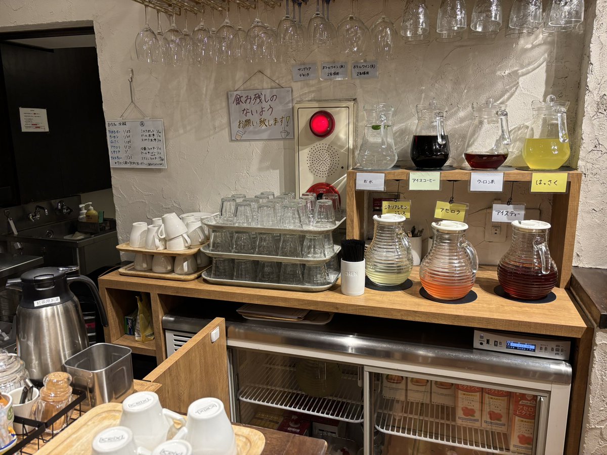 konie060's tweet photo. 隠れ家のような空間「ド・マーレ湘南 藤沢店」さん🇮🇹パスタは海苔の下に魚介類がたっぷり。ランチにはドリンクバーが付き、シチリアレモンジュースなど冷たい飲み物も充実しています🍹 https://t.co/h1Tq27UFHg
