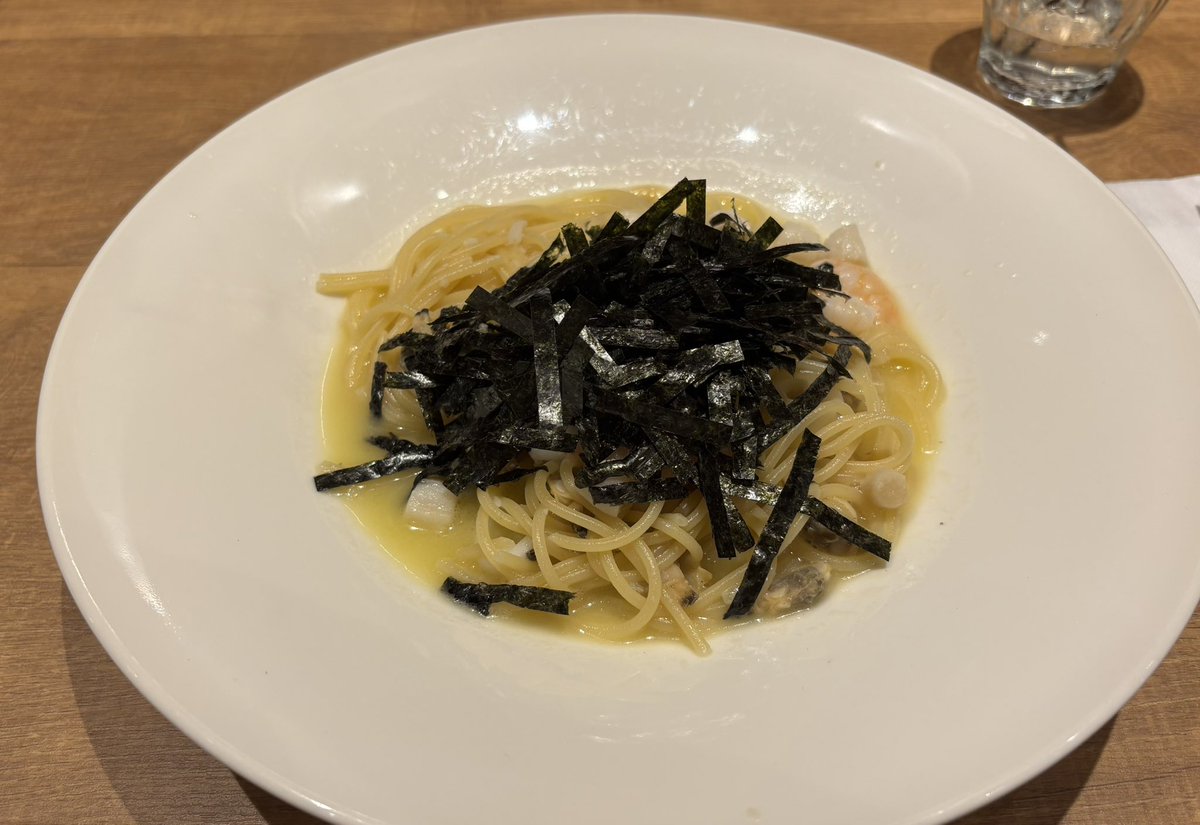 konie060's tweet photo. 隠れ家のような空間「ド・マーレ湘南 藤沢店」さん🇮🇹パスタは海苔の下に魚介類がたっぷり。ランチにはドリンクバーが付き、シチリアレモンジュースなど冷たい飲み物も充実しています🍹 https://t.co/h1Tq27UFHg