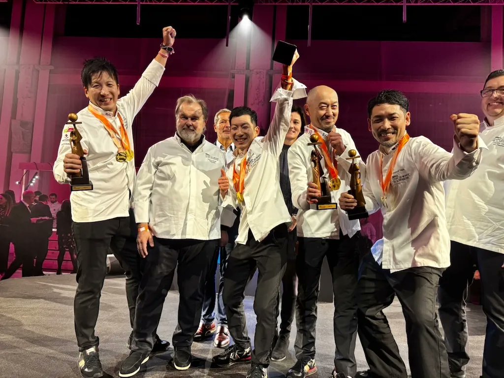 フランス🇫🇷から速報
日本チームが洋菓子の世界大会で優勝しました！うわーもう感動、すごい、史上初の２連覇、すばらしい、「クープ・デュ・モンド・ドゥ・ラ・パティスリー2025 」日本代表選手のみなさん、おめでとうございます🇯🇵！
chocolatejournal.fun/archives/coup2…