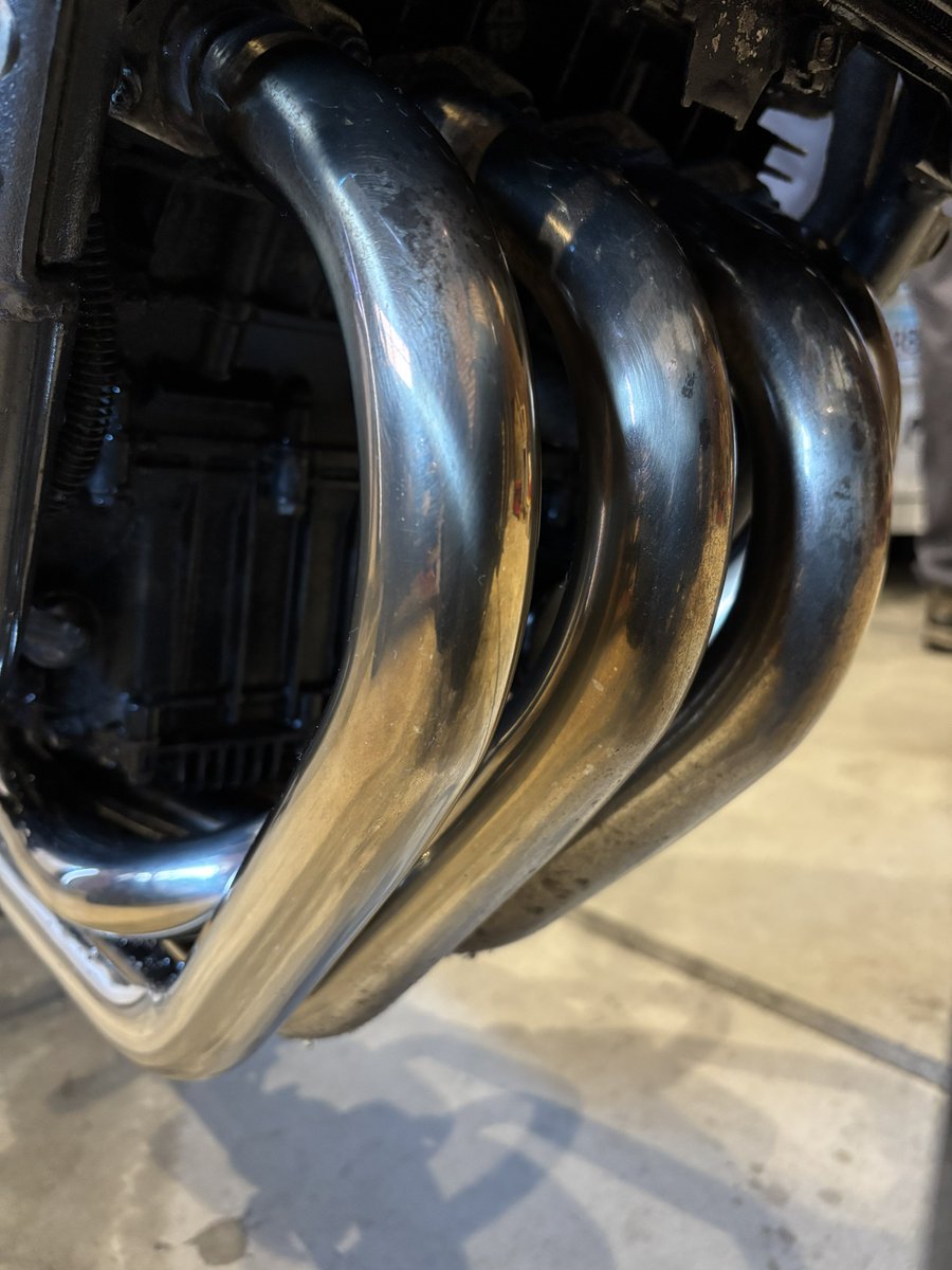 Balius2ZR7SJuke's tweet photo. 夫が作業台で中古シリンダーヘッドに取り掛かってる間、車体はフリーなので、
素人の私は磨く磨く磨くこと2時間💦
【左】before
【右】after
#balius2 
#YOSHIMURA #StainMagic 

(🔽余談続く) https://t.co/I20kCe8I8r