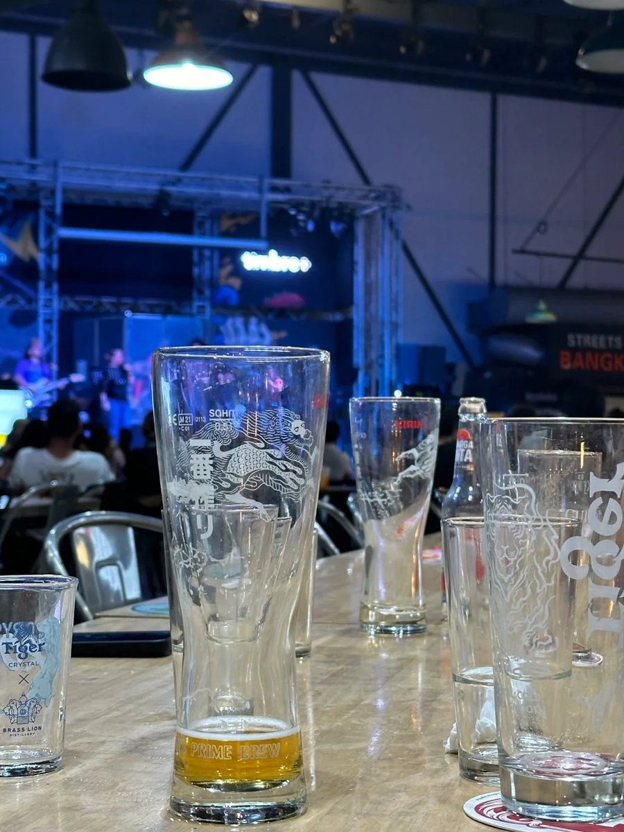 There is a resident band at night Very good atmosphere Support on-demand songs 🌟Perfect for weekend drinks with friends Listen to music and dance