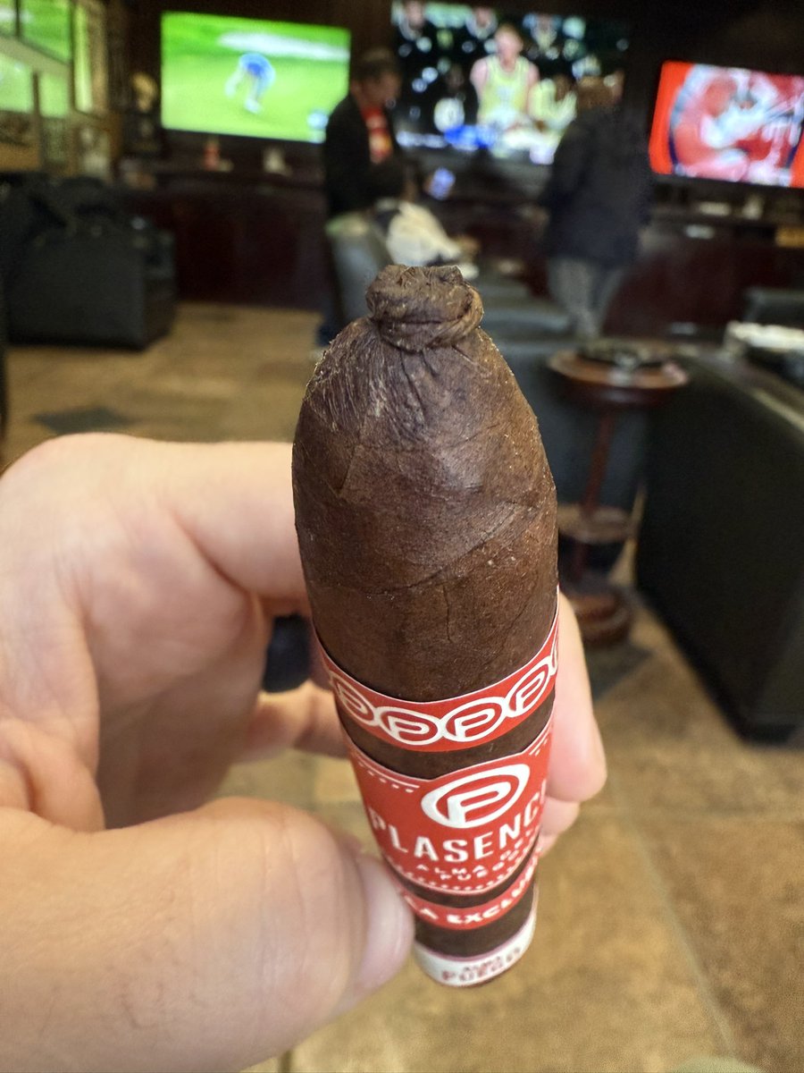 the_kings_cigar's tweet image. Call it #RedSaturday! #Chiefs gearing up for their 7th AFC championship game in a row! Good day to go red! @PlasenciaCigars @OutlawCigarCo 

#Chiefs #Bills #Cigars #KansasCity #kcmo #kck #plasencia #almafuerte
