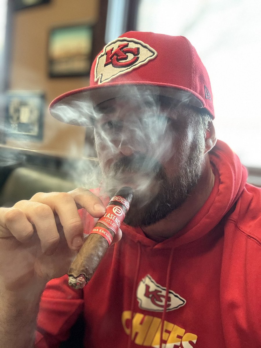the_kings_cigar's tweet image. Call it #RedSaturday! #Chiefs gearing up for their 7th AFC championship game in a row! Good day to go red! @PlasenciaCigars @OutlawCigarCo 

#Chiefs #Bills #Cigars #KansasCity #kcmo #kck #plasencia #almafuerte