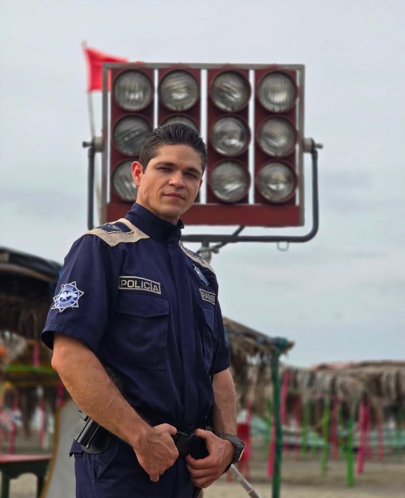 Marisol Lizcano "Mari" <a href="/isakmosquera/">Isa Mosquera</a> y el cabo Ramírez <a href="/leandrolopezgo/">Leandro López</a> 
#EscupireSobreSusTumbas